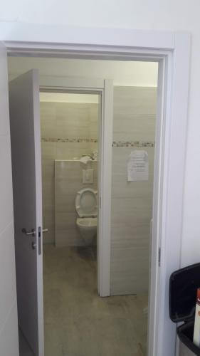 בניית שירותים - אחרי